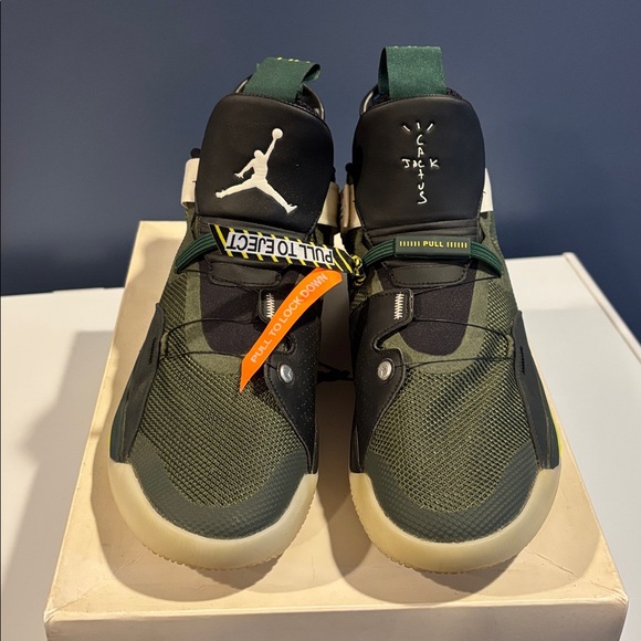 Nike Jordan XXXIII
Travis Scott - Picture 3 of 9